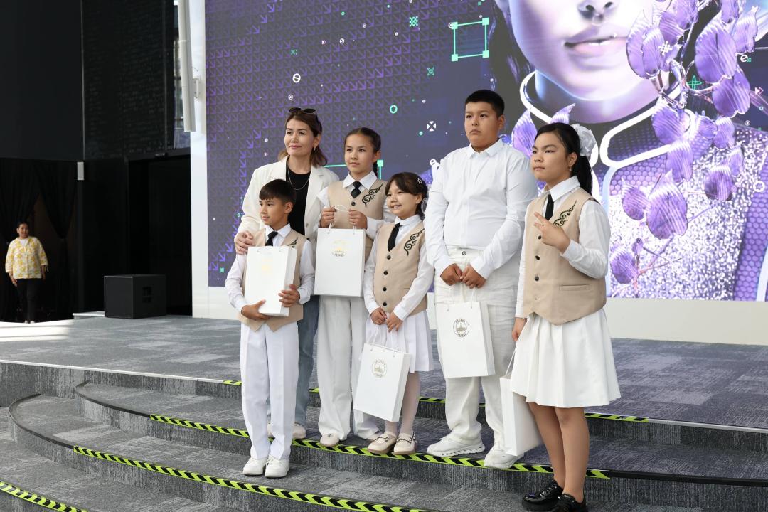 Еліміздің әр өңірінен келген 100 оқушы Alem.ai халықаралық жасанды интеллект орталығына барды