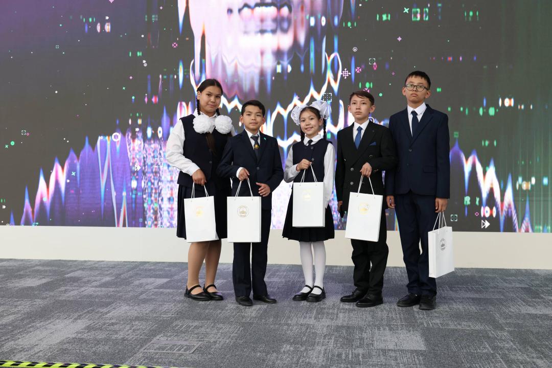 Еліміздің әр өңірінен келген 100 оқушы Alem.ai халықаралық жасанды интеллект орталығына барды
