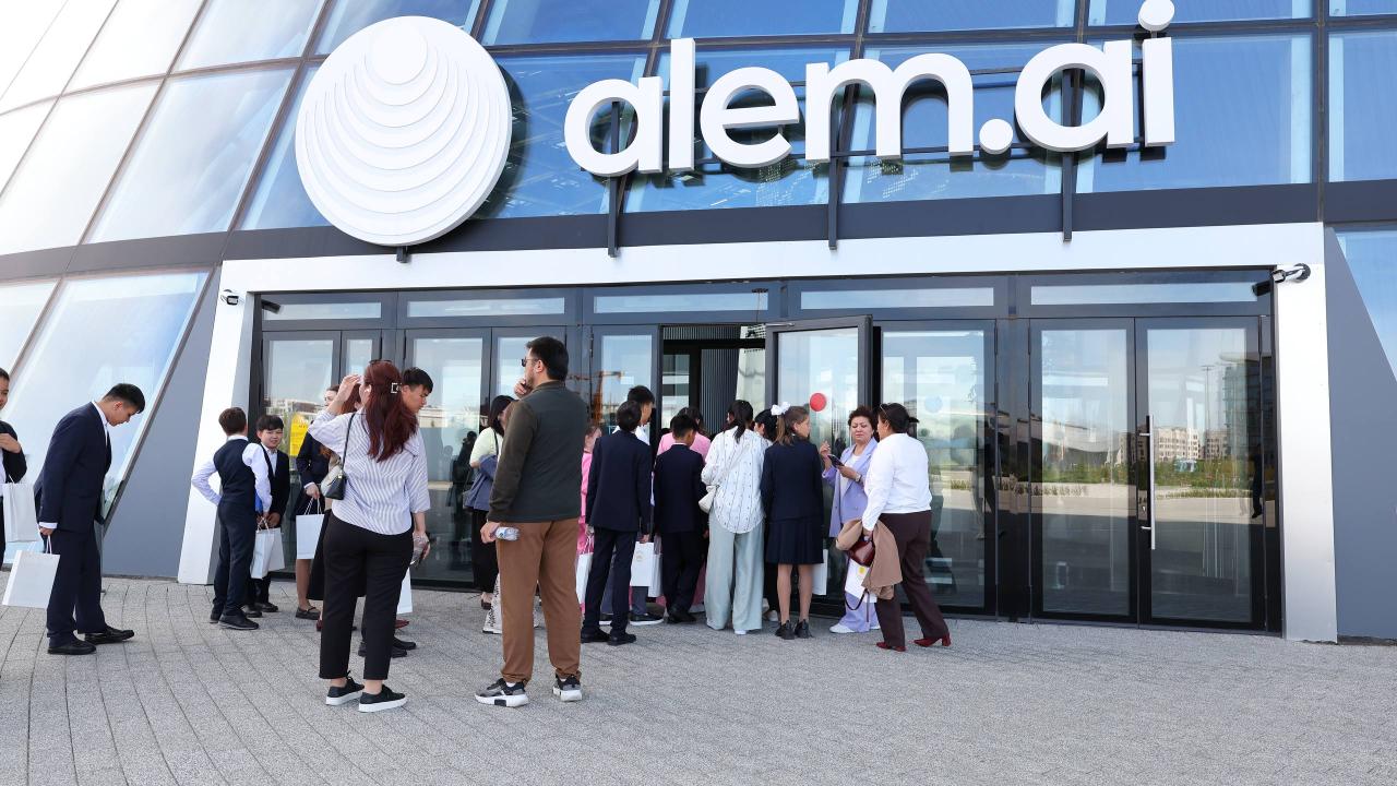Еліміздің әр өңірінен келген 100 оқушы Alem.ai халықаралық жасанды интеллект орталығына барды