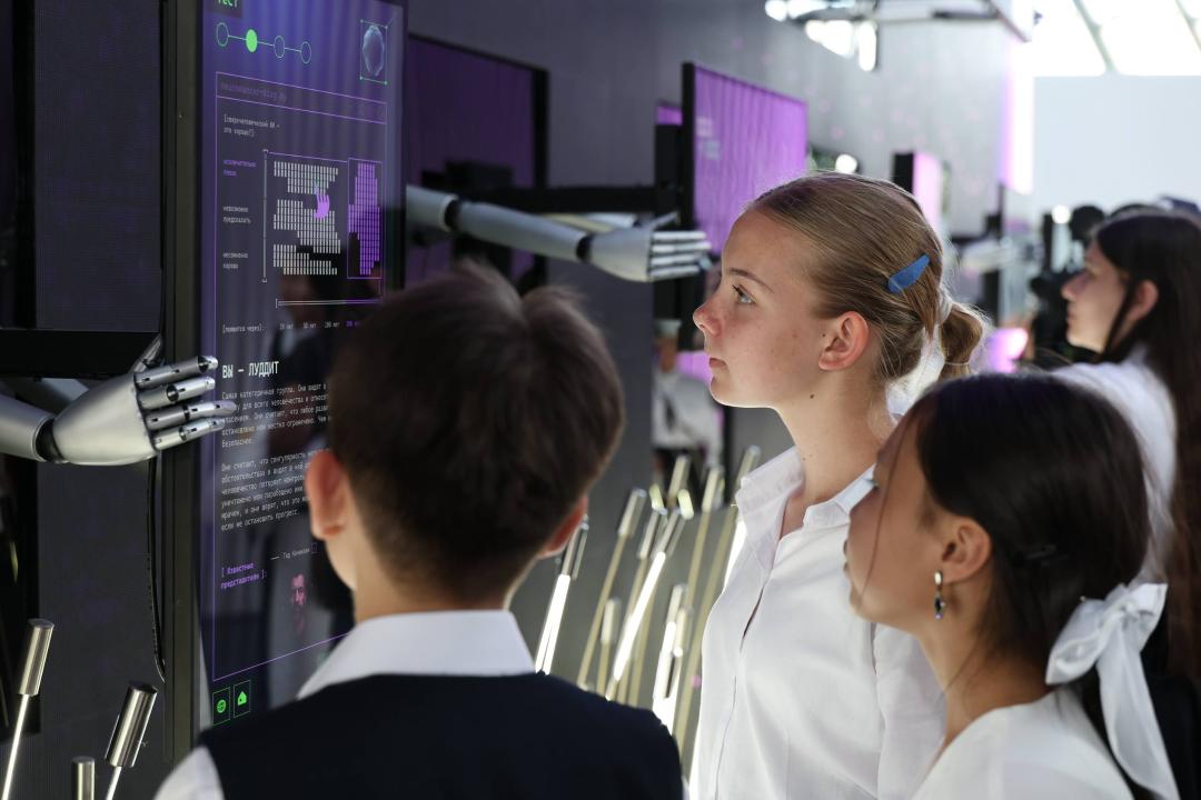 Еліміздің әр өңірінен келген 100 оқушы Alem.ai халықаралық жасанды интеллект орталығына барды